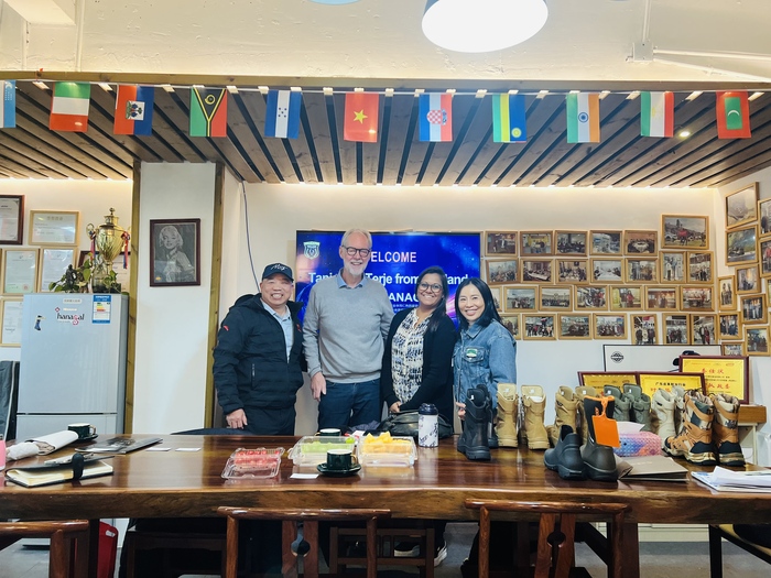 Kunder från Norge och Danmark besöker Guangzhou Hanagal Shoes Co., Ltd för att utforska nya möjligheter i branschen