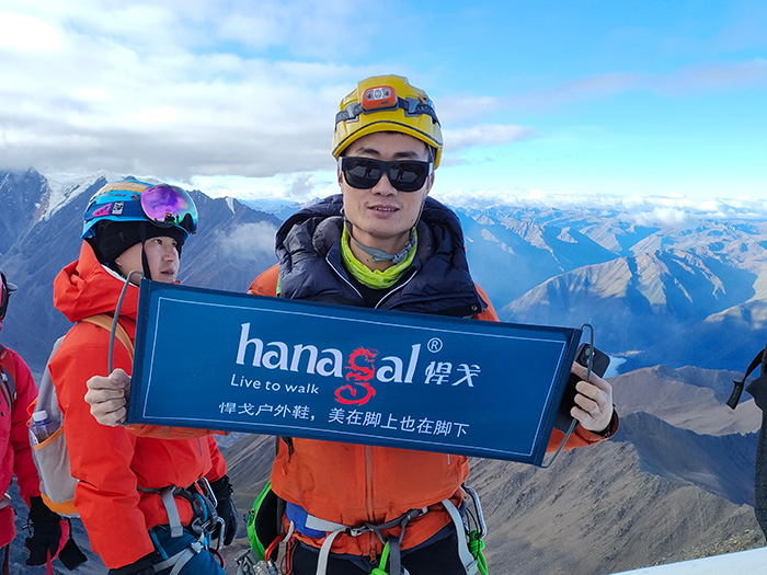 Erövra snötäckta toppar: Pålitliga vandringsskor för extrema äventyr